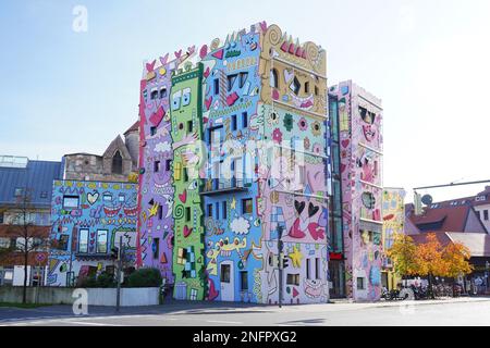 Braunschweig, Deutschland - 15. Oktober 2019: Happy Rizzi House in Braunschweig, Fassade, gestaltet von amerikanischen Pop-Art-Künstler James Rizzi Stockfoto