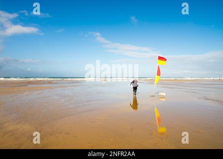 Flaggen der Rettungsschwimmer am Strand von Mawgan Porth in der Nähe von Newquay Cornwall England Stockfoto