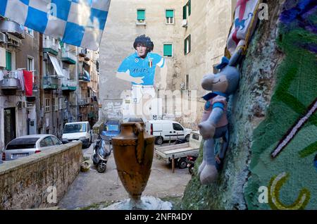 Neapel Kampanien Italien. Anlässlich des zweiten Scudetto von Neapel, in den 90er, das Wandbild von Maradona ist in der Quartieri Spagnoli entfernt Stockfoto