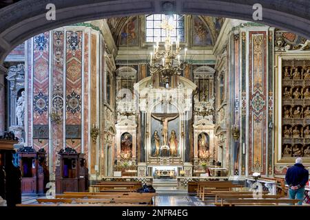 Gesu Nuovo (Neuer Jesus) ist der Name einer barocken Kirche in Neapel, Kampanien, Italien. Es liegt gleich außerhalb der westlichen Grenze des historischen Stockfoto