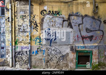 Neapel Kampanien Italien. Graffiti in Vico Gravina. Spaccanapoli, alte Stadt Stockfoto