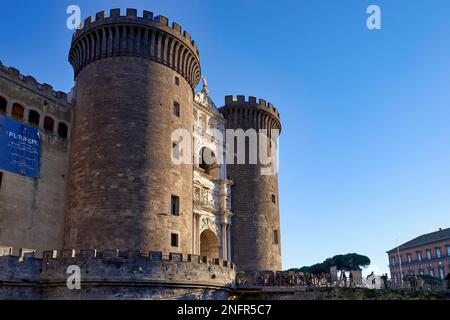 Neapel, Kampanien, Italien. Castel Nuovo (Neue Burg), oft Maschio Angioino genannt, ist eine mittelalterliche Burg vor der Piazza Municipio und der Stockfoto