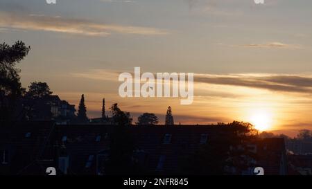 Herrlicher Sonnenaufgang über der Stadt Stockfoto