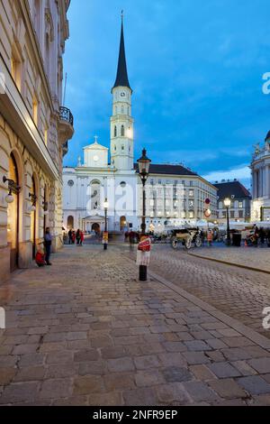 Michaeler Platz, St. Michael Kirche und Hofburg. Wien, Österreich Stockfoto