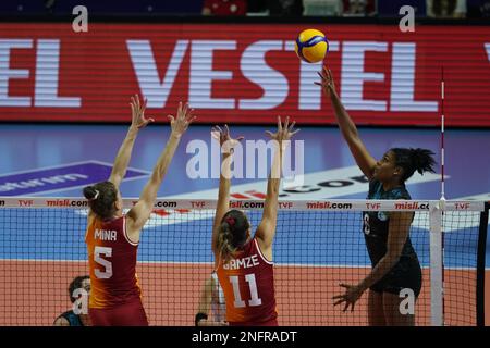 ISTANBUL, TURKIYE - 06. NOVEMBER 2022: Mina Popovic und Gamze Kilic in Aktion während Galatasaray HDI Sigorta vs. Cukurova Belediyespor Turkish Sultans Stockfoto