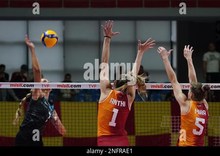 ISTANBUL, TURKIYE - 06. NOVEMBER 2022: Anthi Vasilantonaki und Mina Popovic in Aktion während Galatasaray HDI Sigorta gegen Cukurova Belediyespor Turkish Stockfoto