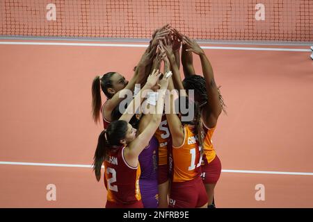 ISTANBUL, TURKIYE - 06. NOVEMBER 2022: Galatasaray HDI Sigorta-Spieler feiern den Punktestand während der Cukurova Belediyespor Turkish Sultans League MAT Stockfoto