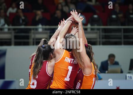ISTANBUL, TURKIYE - 06. NOVEMBER 2022: Galatasaray HDI Sigorta-Spieler feiern den Punktestand während der Cukurova Belediyespor Turkish Sultans League MAT Stockfoto