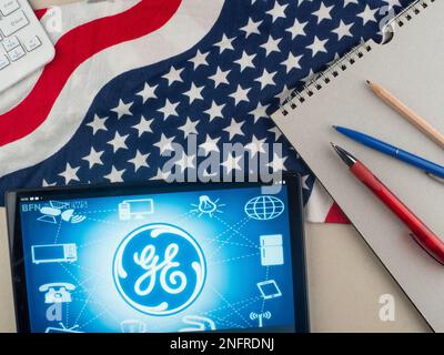 In dieser Abbildung ist das Logo der General Electric Company auf einem Tablet zu sehen. Stockfoto