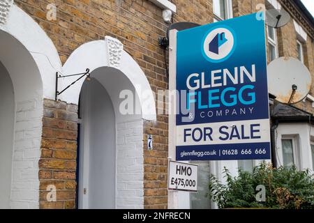 Slough, Berkshire, Großbritannien. 17. Februar 2023. Ein Terrassenhaus zum Verkauf im Slough Town Centre, Berkshire. In der Presse wurde heute berichtet, dass die britischen Immobilienpreise um bis zu 40 % fallen könnten. Die Zahl der Käufer beginnt zu trocknen, da die Menschen sich Sorgen machen, Häuser zu kaufen, wenn die Preise fallen, während die Verkäufer von Immobilien den Preis nicht senken wollen. Experten sagen voraus, dass die Immobilienpreise massiv fallen könnten, wie sie es in den 1990er Jahren taten, als sich viele Menschen in einer negativen Eigenkapitalsituation befanden. Kredit: Maureen McLean/Alamy Live News Stockfoto