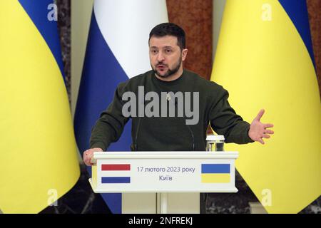 KIEW, UKRAINE - 17. FEBRUAR 2023 - der ukrainische Präsident Wolodymyr Zelenskyy spricht während einer gemeinsamen Pressebriefung mit dem Ministerpräsidenten der Niederlande Mark Rutte, Kiew, Hauptstadt der Ukraine. Stockfoto