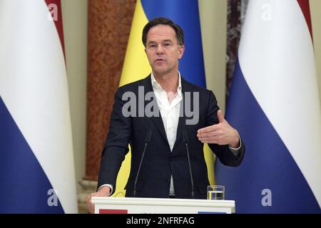 KIEW, UKRAINE - 17. FEBRUAR 2023 - Ministerpräsident der Niederlande Mark Rutte spricht während einer gemeinsamen Pressekonferenz mit dem ukrainischen Präsidenten Wolodymyr Zelenskyy, Kiew, Hauptstadt der Ukraine. Stockfoto