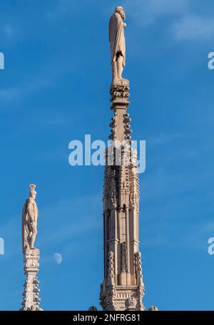 Mailand Italien. Statuen auf die Türme des Doms und Mond Stockfoto