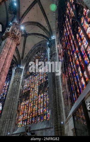 Mailand Italien. Das Innere des Doms. Glasmalerei Stockfoto