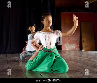 Junge Apsara-Tänzerin in einer Tanzschule von Phnom Penh Kambodscha Stockfoto