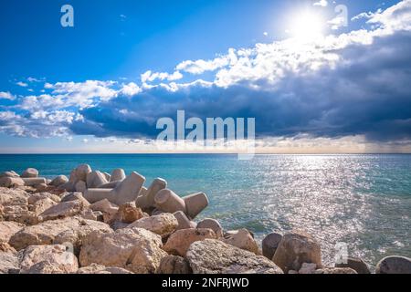 Pier Breakwater in Puerto Banus mit Blick auf das Mittelmeer, Region Andalusien in Spanien Stockfoto