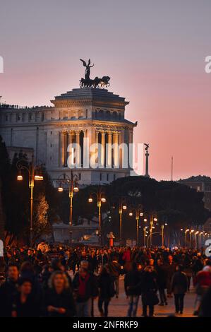 Das Nationaldenkmal Viktor Emmanuel II. (Vittoriano) bei Sonnenuntergang. Rom Italien Stockfoto