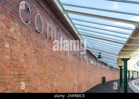 FOLKESTONE, Kent/UK - 12. NOVEMBER: Blick auf die restaurierte Hafen Bahnhof in Folkestone am 12. November 2019 Stockfoto