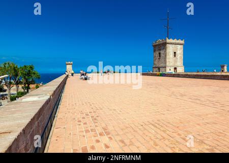 Wachturm und Parade im Erddach des Montjuic Castle aus dem 18. Jahrhundert, Barcelona, Katalonien, Spanien Stockfoto