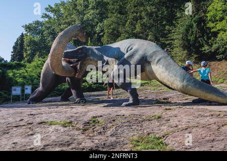 Statuen des Tyrannosaurus und des Nemegtosaurus im Dinosauriertal im schlesischen Zoologischen Garten, der Stadt Chorzow, der Region Schlesien in Polen Stockfoto