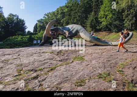 Statuen des Tyrannosaurus und des Nemegtosaurus im Dinosauriertal im schlesischen Zoologischen Garten, der Stadt Chorzow, der Region Schlesien in Polen Stockfoto