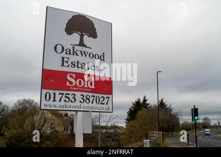 Slough, Berkshire, Großbritannien. 17. Februar 2023. Ein Verkaufsschild vor einem Haus in Slough, Berkshire. In der Presse wurde heute berichtet, dass die britischen Immobilienpreise um bis zu 40 % fallen könnten. Die Zahl der Käufer beginnt zu trocknen, da die Menschen sich Sorgen machen, Häuser zu kaufen, wenn die Preise fallen, während die Verkäufer von Immobilien den Preis nicht senken wollen. Experten sagen voraus, dass die Immobilienpreise massiv fallen könnten, wie sie es in den 1990er Jahren taten, als sich viele Menschen in einer negativen Eigenkapitalsituation befanden. Kredit: Maureen McLean/Alamy Live News Stockfoto