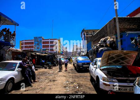 Nairobi, Kenia. 13. Februar 2023. Im Central Business District warten Händler auf Sie. Willkommen in Nairobi, der Hauptstadt im südlichen Zentrum Kenias. Nairobi ist die Heimat vieler Kenianer aus verschiedenen Stämmen, einschließlich Touristen aus verschiedenen Nationalitäten. Die Stadt fungiert als zentrales Business Center mit verschiedenen gut aussehenden Wolkenkratzern und Tausenden von Büroräumen, was sie zu einem großartigen Arbeitsumfeld für verschiedene Investoren und Unternehmer macht und eine einladende Touristenattraktion Stadt in Kenia. (Credit Image: © Donwilson Odhiambo/SOPA Images via ZUMA Press Wire) EDITORIAL US Stockfoto