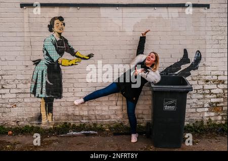 Margate, Großbritannien. 17. Februar 2023 Das Banksy-Werk ist jetzt unter £10.000 g Plexiglas und wurde Berichten zufolge verkauft, wobei die Erlöse an wohltätige Zwecke gehen - Banksys neues Wandbild über häusliche Gewalt, Valentinstag Mascara, in Margate. Das Wandgemälde zeigt eine Hausfrau im Stil der 1950er Jahre mit einem geschwollenen, blauen Auge, einer gequetschten Wange, einer geschwollenen Unterlippe und einem ausgebrochenen Zahn. Am 15. Februar luden die Arbeiter die Gefriertruhe der Wandgemälde in einen Frachtwaggon, nachdem der Besitzer des Grundstücks eine Londoner Galerie anrief, um Hilfe bei der Aufbewahrung und Sicherung des Stücks zu erhalten. Kredit: Guy Bell/Alamy Live News Stockfoto