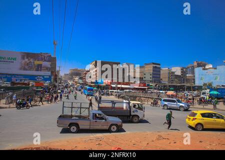 Nairobi, Kenia. 13. Februar 2023. Autofahrer fahren vorbei an den geschäftigen Straßen im Central Business District. Willkommen in Nairobi, der Hauptstadt im südlichen Zentrum Kenias. Nairobi ist die Heimat vieler Kenianer aus verschiedenen Stämmen, einschließlich Touristen aus verschiedenen Nationalitäten. Die Stadt fungiert als zentrales Business Center mit verschiedenen gut aussehenden Wolkenkratzern und Tausenden von Büroräumen, was sie zu einem großartigen Arbeitsumfeld für verschiedene Investoren und Unternehmer macht und eine einladende Touristenattraktion Stadt in Kenia. (Kreditbild: © Donwilson Odhiambo/SOPA Images via ZUMA Press Wire) ED Stockfoto