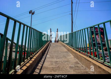 Nairobi, Kenia. 13. Februar 2023. Allgemeiner Blick auf eine alte Fußgängerbrücke am City Market. Willkommen in Nairobi, der Hauptstadt im südlichen Zentrum Kenias. Nairobi ist die Heimat vieler Kenianer aus verschiedenen Stämmen, einschließlich Touristen aus verschiedenen Nationalitäten. Die Stadt fungiert als zentrales Business Center mit verschiedenen gut aussehenden Wolkenkratzern und Tausenden von Büroräumen, was sie zu einem großartigen Arbeitsumfeld für verschiedene Investoren und Unternehmer macht und eine einladende Touristenattraktion Stadt in Kenia. (Kreditbild: © Donwilson Odhiambo/SOPA Images via ZUMA Press Wire) NUR REDAKTIONELLE VERWENDUNG Stockfoto