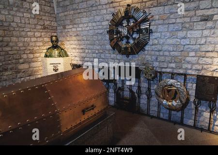 Grab von Jozef Pilsudski in der Krypta unter dem Turm der Silbernen Glocken in der Kathedrale der Königlichen Burg Wawel in Krakau, Polen Stockfoto