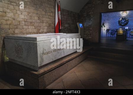 Sarkophag von Lech Kaczynski und seiner Frau Maria und Grab von Jozef Pilsudski in der Krypta unter dem Turm der Silbernen Glocken in der Wawel-Kathedrale, Krakau, Polen Stockfoto