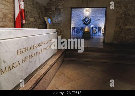 Sarkophag von Lech Kaczynski und seiner Frau Maria und Grab von Jozef Pilsudski in der Krypta unter dem Turm der Silbernen Glocken in der Wawel-Kathedrale, Krakau, Polen Stockfoto