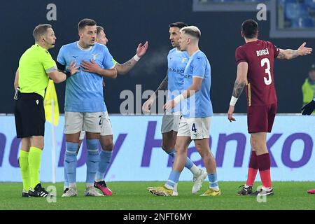 Rom, Latium. 16. Februar 2023. Schiedsrichter Craig Pawson zeigt Patric von SS Lazio die rote Karte während des Fußballspiels der UEFA Conference League, Spiel der Serie A, Lazio gegen CFR Cluji, Stadio Olimpico Rom, Italien, 16. Februar 2023 (Kreditfoto AllShotLive/Sipa USA) Guthaben: SIPA USA/Alamy Live News Stockfoto