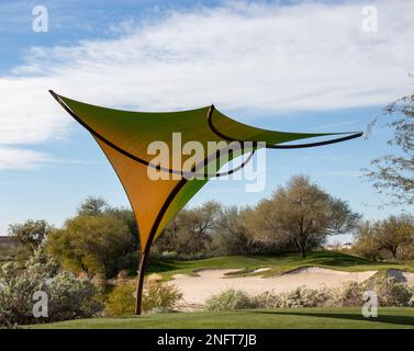 Große Dreieck-Sonnenschatten segeln in der Wüste und bieten Schatten an heißen Tagen Stockfoto