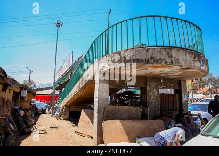 Nairobi, Kenia. 13. Februar 2023. Allgemeiner Blick auf eine alte Fußgängerbrücke am City Market. Willkommen in Nairobi, der Hauptstadt im südlichen Zentrum Kenias. Nairobi ist die Heimat vieler Kenianer aus verschiedenen Stämmen, einschließlich Touristen aus verschiedenen Nationalitäten. Die Stadt fungiert als zentrales Business Center mit verschiedenen gut aussehenden Wolkenkratzern und Tausenden von Büroräumen, was sie zu einem großartigen Arbeitsumfeld für verschiedene Investoren und Unternehmer macht und eine einladende Touristenattraktion Stadt in Kenia. (Kreditbild: © Donwilson Odhiambo/SOPA Images via ZUMA Press Wire) NUR REDAKTIONELLE VERWENDUNG Stockfoto