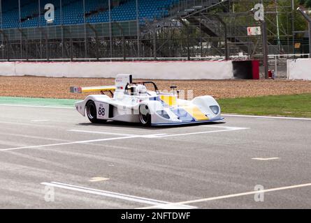 Kevin Cooke fährt seinen White, 1975, März 75S, während des HSCC Thundersports Race, beim Silverstone Classic 2022 Stockfoto