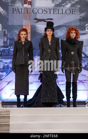 London, Großbritannien. 17. Februar 2023. Model Walk auf der Landebahn bei der Paul Costelloe Herbstshow im Winter 2023 während der London Fashion Week. Kredit: SOPA Images Limited/Alamy Live News Stockfoto