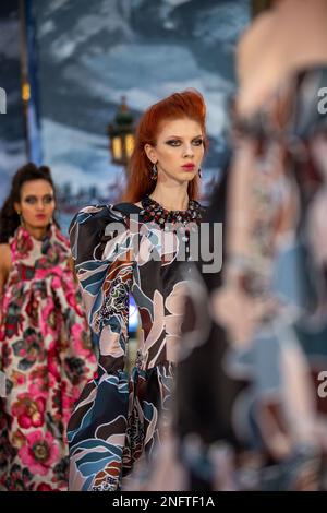 London, Großbritannien. 17. Februar 2023. Models laufen während der London Fashion Week bei der Herbstshow Paul Costelloe im Winter 2023 über die Laufbahn. Kredit: SOPA Images Limited/Alamy Live News Stockfoto