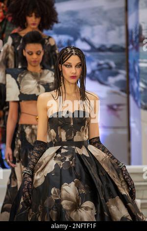 London, Großbritannien. 17. Februar 2023. Models laufen während der London Fashion Week bei der Herbstshow Paul Costelloe im Winter 2023 über die Laufbahn. Kredit: SOPA Images Limited/Alamy Live News Stockfoto