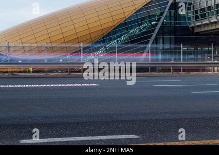 Aufnahme einer futuristischen U-Bahn-Station entlang der Straße Stockfoto