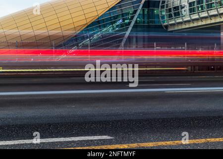 Aufnahme einer futuristischen U-Bahn-Station entlang der Straße. Stockfoto