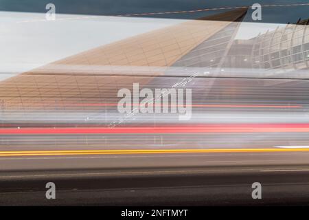 Aufnahme einer futuristischen U-Bahn-Station entlang der Straße. Stockfoto