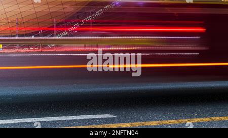 Aufnahme einer futuristischen U-Bahn-Station entlang der Straße. Stockfoto