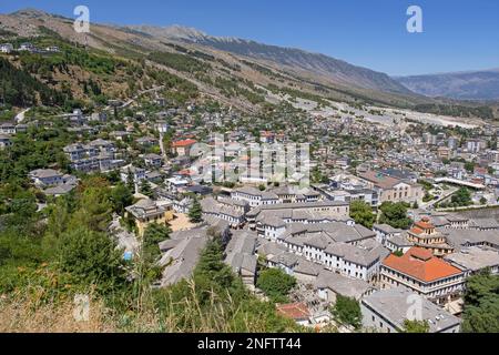 Blick über die Stadt Gjirokastër / Gjirokastra / Girokaster / Girokastra im Tal zwischen dem Gjerë-Gebirge und dem Drino im Süden Albaniens Stockfoto