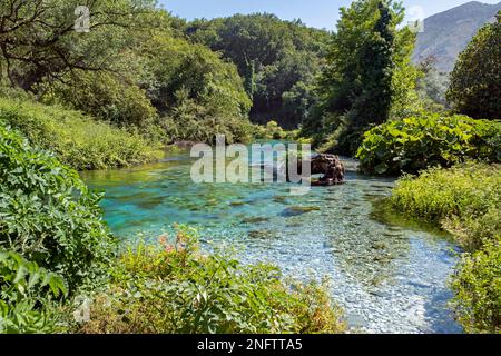 Blaues Auge / Syri i Kaltër / Quellen von Bistricë, türkisfarbener Süßwasserkarstfrühling im Sommer in der Nähe von Muzinë in Finiq, Kreis Vlorë, Südalbanien Stockfoto