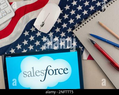 Deutschland. 17. Februar 2023. In dieser Fotoabbildung wird das Salesforce Inc.-Logo auf einem Tablet angezeigt. (Foto: Igor Golovniov/SOPA Images/Sipa USA) Guthaben: SIPA USA/Alamy Live News Stockfoto