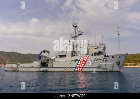 VIS, KROATIEN, EUROPA - HRM Faust Vrancic BS73, ein kroatisches Marineschiff im Hafen von Vis, Adria. Stockfoto