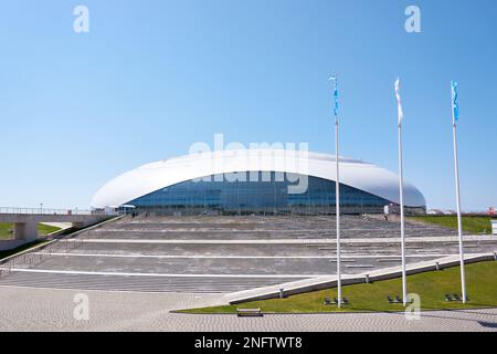 ADLER, SOTSCHI, RUSSLAND - 26. April 2019: Grand Ice Palace im Sotschi Olympic Park Stockfoto