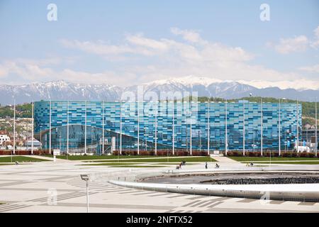 ADLER, SOTSCHI, RUSSLAND - 26. April 2019: Ice Palace of Sports Iceberg im Olympic Park von Sotschi Stockfoto